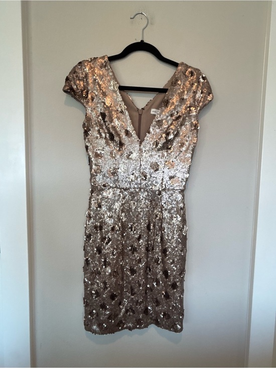 Dress the Population Dresses & Skirts - Dress the Population Rose Gold Sequin V-Neck Mini Dress
